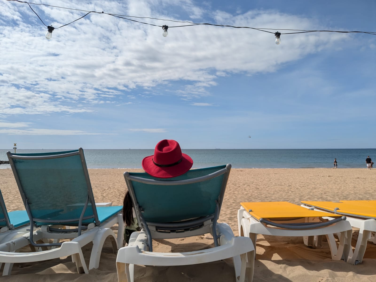 Transats sur la plage de Châtelaillon, face à l’océan, à l’arrivée dans la station balnéaire